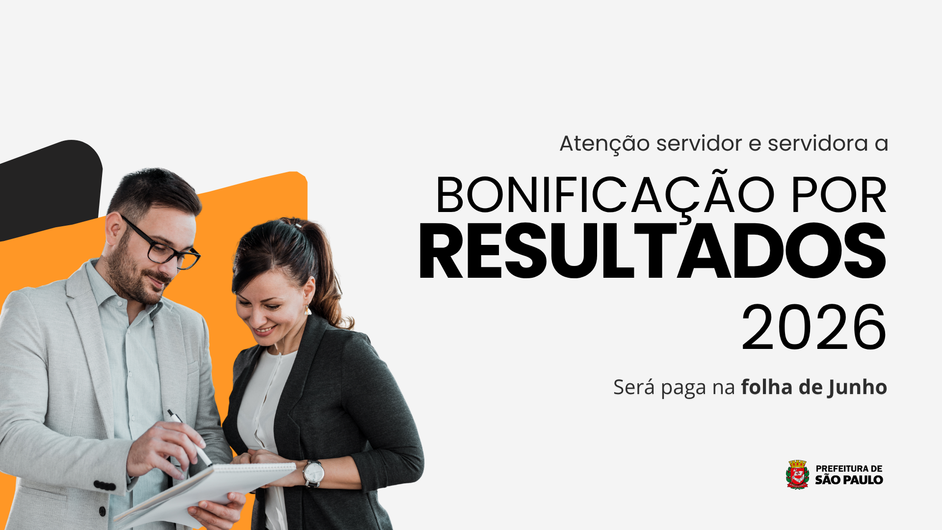 Arte gráfica com fundo na cor cinza claro. Do lado esquerdo duas figuras ilustrativas uma na cor prata e uma na cor laranja e na frente delas a imagem de um homem e uma mulher olhando para um caderno. No lado esquerdo o seguinte texto: "Atenção servidor e servidora a Bonificação por Resultados 2026 será paga na folha de Junho". No rodapé o logo e o brasão da Prefeitura de São Paulo.